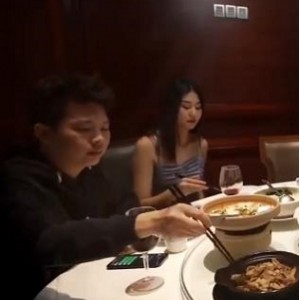 《堕落人Q四部大合集[4V1.8G]：自拍作品好评不断，精彩纷呈，让你过瘾！》