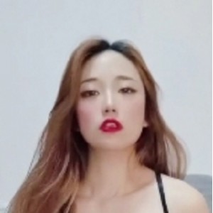 云资源，观众们可以轻松获取到小奶瓶的精彩视频合集，感受她带来的快乐和放松。