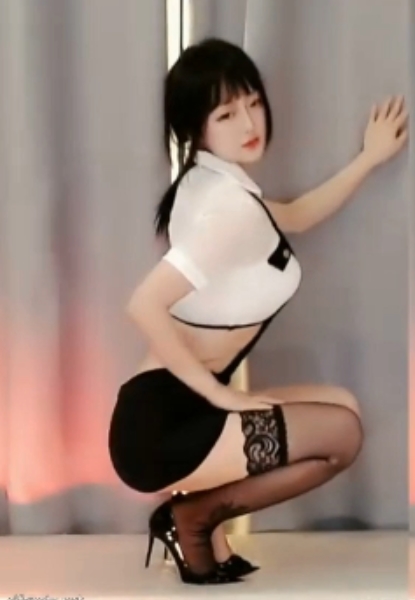 虎牙清纯少女林小花直播自购2020.127奇怪姿势M，粉某处鱼惊艳展现