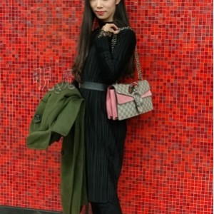 网络轰动视频：小嫩模被喂糖迷翻，奇葩姿势玩弄，2.9G大小，1v+3g，百度盘