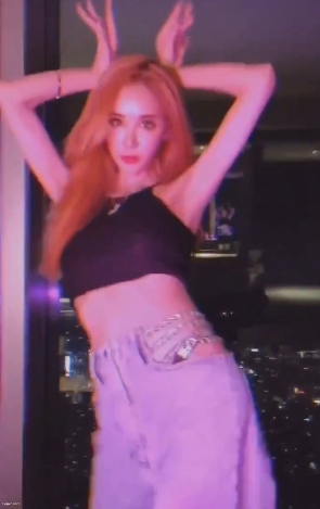 现了反差婊的独特魅力和创意，让人目不暇接，瞬间进入她的独特世界。赶快来一睹为快吧，保证让你眼前一亮，肾上腺素飙升！