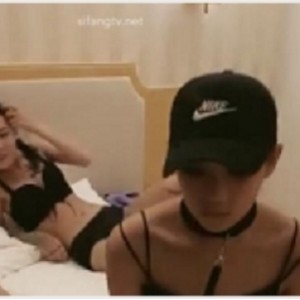 J粉嫩小妹子双擦内J场面混乱