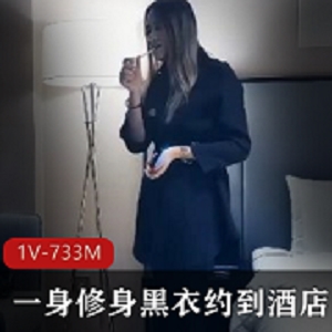 修身黑色连衣裙，适合约会和酒店前台工作