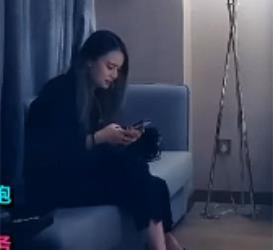 修身黑色连衣裙，适合约会和酒店前台工作