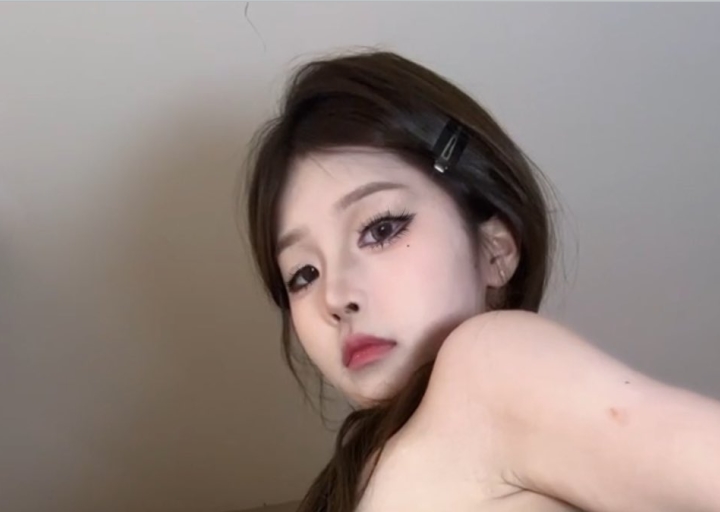 热门反差婊小屁大王和小耳朵视频合集，2.3g大小，百度ED2K收藏