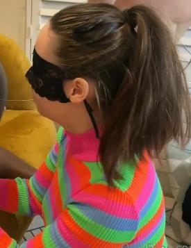 款商品的标题可以为：OnlyFans绿帽世家：妻子带老黑回家，丈夫守旁边伺候[2V-1.87G]