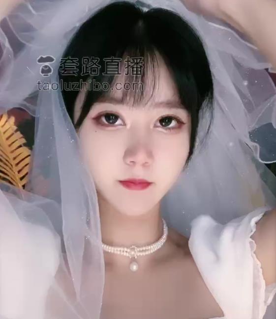 Vinni维妮：颜值超竿娆身材极好，小脚小姐姐，塑身裙古装婚纱三部视频大放送！