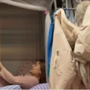 护士妹在医院宿舍剪了S短发