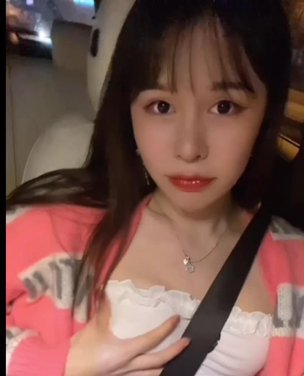 TS张思妮新作发布！1V-678M，15分钟作者自拍，肤白貌美G女闺蜜身材展示，浴室猥琐一览，快来下载观看！