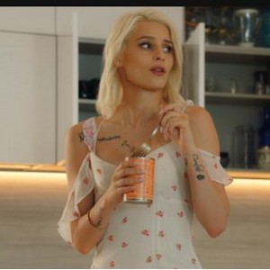 欧美新片：自由国热播，时长2V-8.2G，知名女Y三P大片，怼脸上用嘴进入，下载观看！