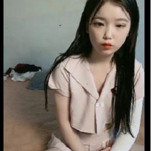 新人小姐姐进入直播圈，呆萌可爱1V3G直播视频