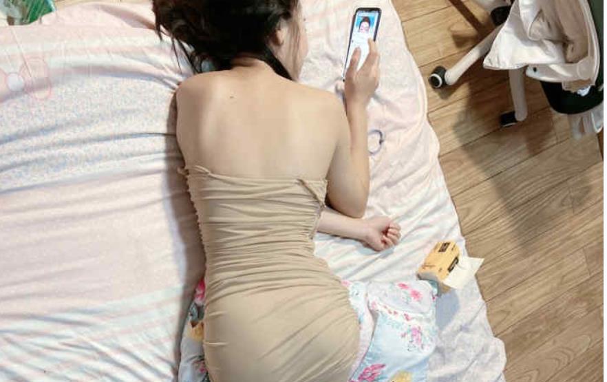 高颜值反差婊第二弹合集，粉丝必备，室外公共场所精彩表现，下载观看