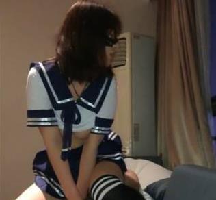 Yin大神精选：纯欲学生服装视频作品，学妹反差篇，臀部精选，渔网条纹衣，技术高超