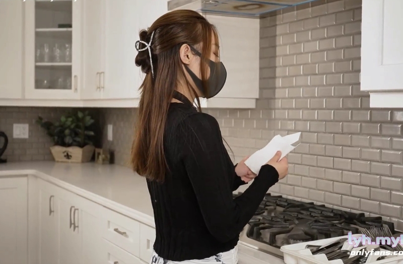 米菲兔高跟白丝少妇与水管工修水管的故事