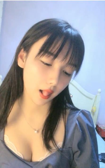 斗鱼超级人气新晋清纯女神高颜值梨涡学生妹直播合集中的商品标题可以为：杨葱葱直播合集