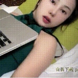 反差抖音女主播放飞自我直播，诱惑表情封