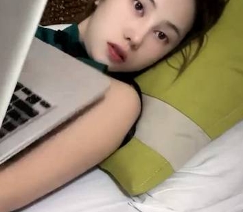 反差抖音女主播放飞自我直播，诱惑表情封