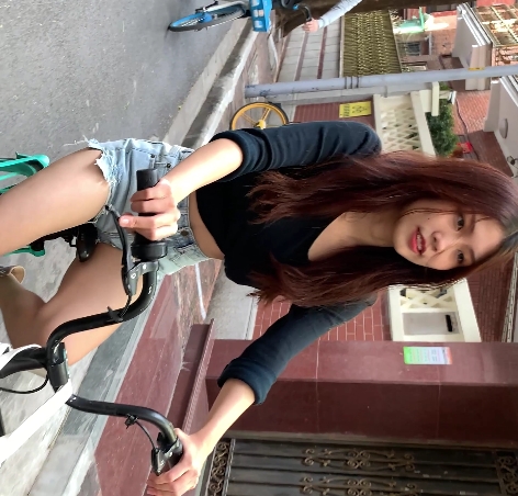限时优惠性感美女穿着牛仔热裤展示翘臀和长腿的视频,高清画质,文件大小8.03G,百度云下载