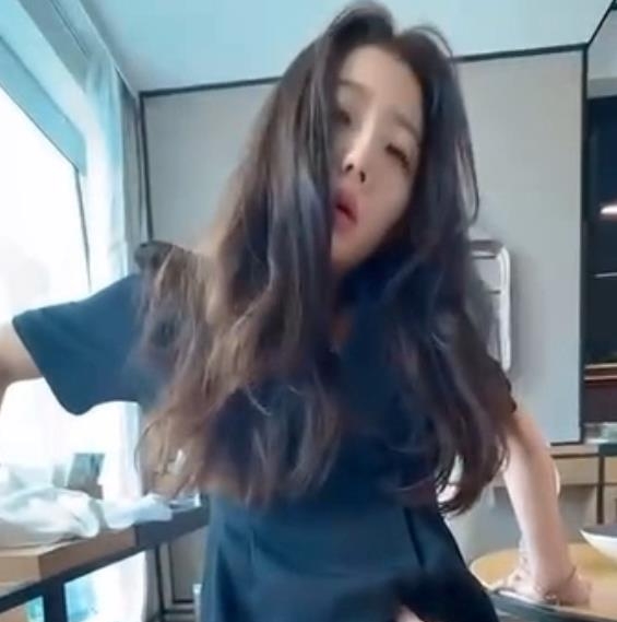 精选警花张津瑜在吃瓜视频中的表现