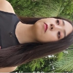 高跟美女穿白色热裤展示修长美腿