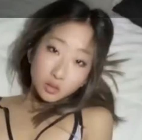 OnlyFans上的宝藏嫩模，苦等男友的故事