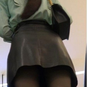 街拍短裙美女，一览无余呈现黑丝美腿