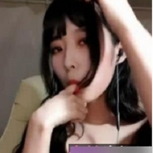 虎牙火辣女神（鸽王阿怂）直播，扭动丰满身材令人心神荡漾