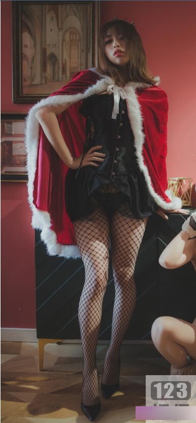 火辣御姐COSER（柚木）圣诞写真，红色披风包裹丰满诱人身材，16套绝版合集
