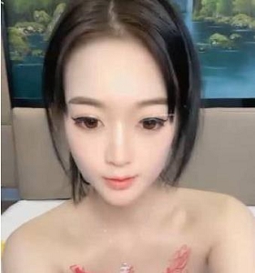 深夜主播小表妹一改白天的清纯，化身火辣脱衣舞娘【17V，13.1G】