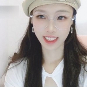 SP站笑起来非常甜美的女神（Swag_SASA），携闺蜜穿性感短裙给粉丝带来绝佳的视觉体验42v-35G