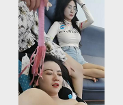 社交软件分享当代清纯女大学生马上沦陷，4女同学同时露脸出镜拍摄吃瓜视频【1V-1G】