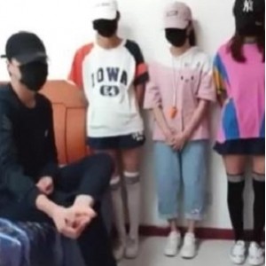 《王老师》直播三位妹子四人行多人运动