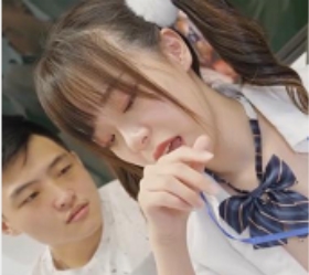 地铁乘务员帮乘客释放压力