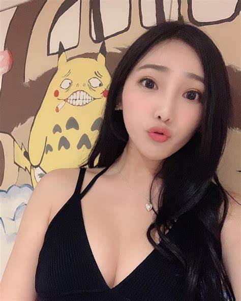 虎牙人气美少女主播《BOBO奶茶》私拍合集