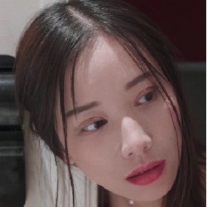 震惊-美熟女居家约会肌肉男被猛裂输出