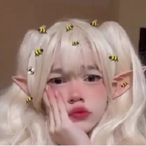 onlyfans系列Me1adinha银发小妹子cos特辑