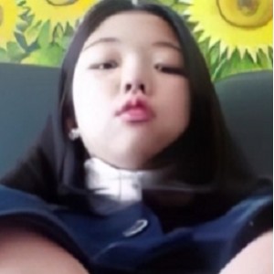 p站up主-清纯妹子用圣女果酒瓶自玩