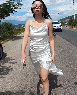 《玲玲》白色吊带连衣裙美腿