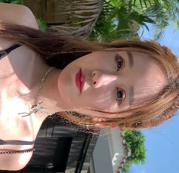 吊带紧身牛仔裤长腿美女