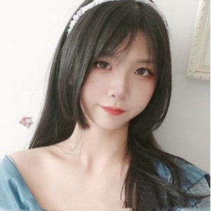 高颜值双马尾妹子《酸果儿》公共场合露出