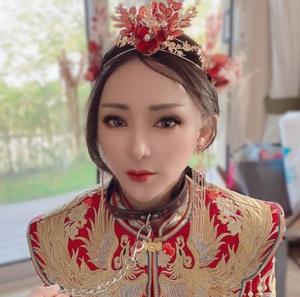 Twitter女神《兔兔》上演洞房花烛夜穿着婚纱被上