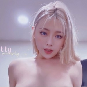 超过30万人追踪的名器具网美指教纪录片