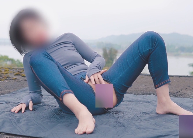 摆拍半素人户外开裆牛仔裤