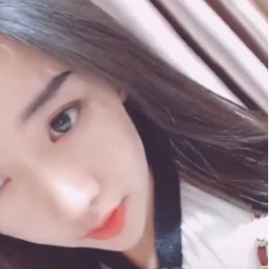 最新下水的粉嫩抖音主播《半糖草莓》自拍合集