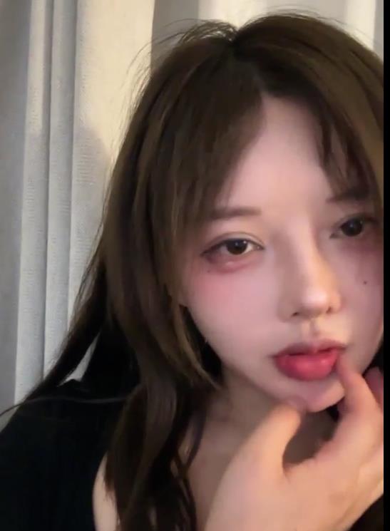 唐泽雪回归自拍4V2.1G观看：两年半缺钱人气低车衣大变化