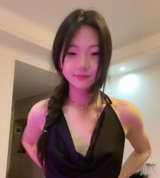 火爆直播福利姬抖音秀道具合集1V747M，年轻漂亮，满足你的要求！