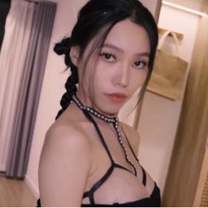 黑裙高跟大N美女吃J~PAPA最新合集1V1G24M，酒吧模特自拍