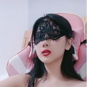 性感女模特直播秀：撩骚互动有趣，视频清新独特