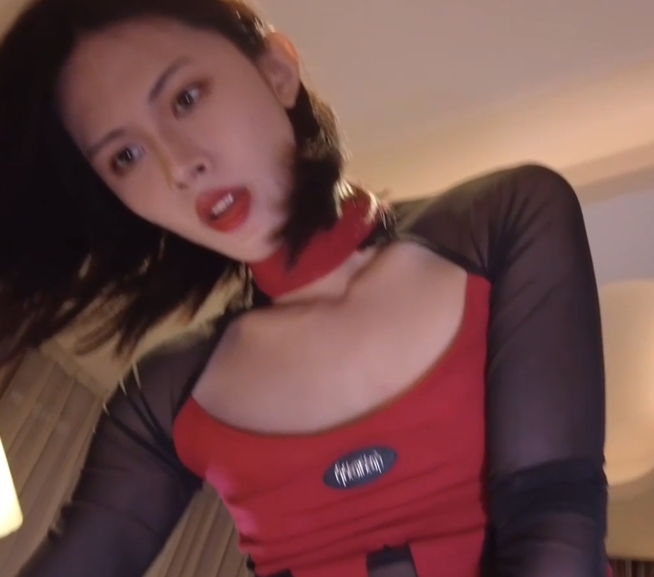 推特伪娘桃子吖性感高叉泳装最新合集1V744M，酒店约会美妙境界