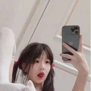 00后COS福利姬清纯小妹最新合集6V290M，广州电玩城自拍